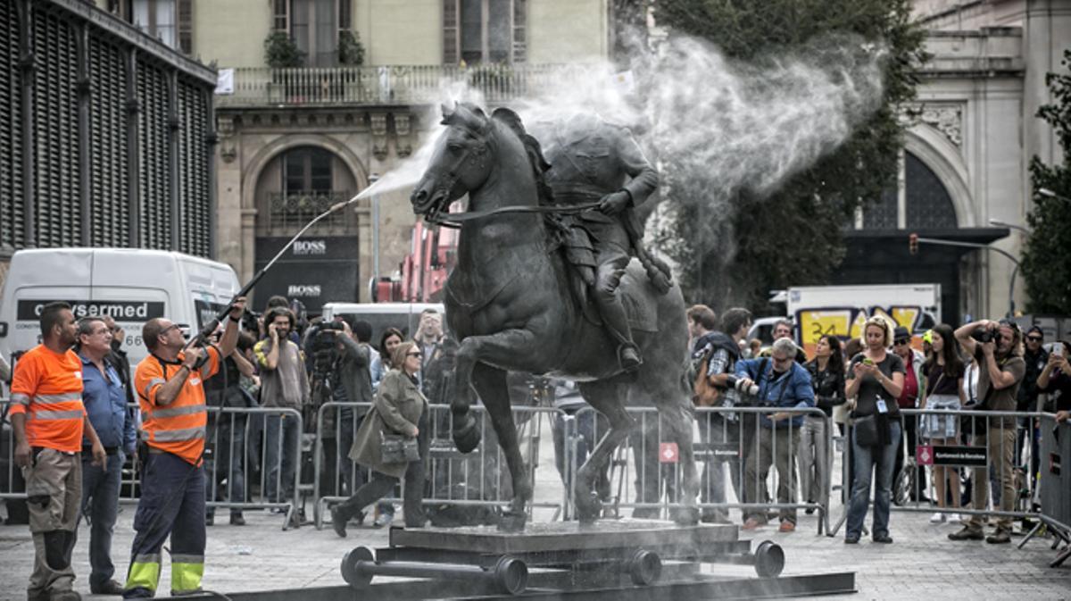 Trasllat de l’estàtua eqüestre de Franco des d’un magatzem municipal fins al Born Centre Cultural.