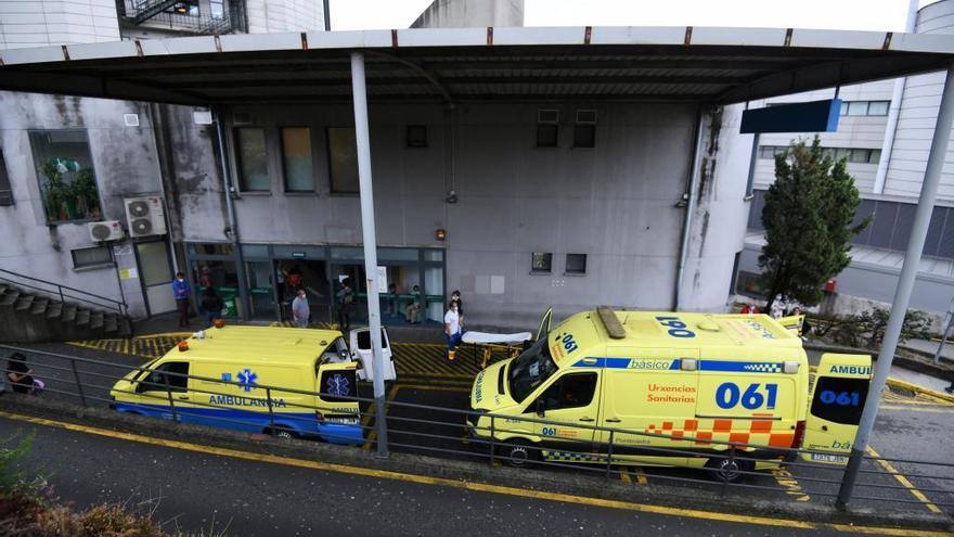 Ambulancias en la entrada de Urgencias de Montecelo.