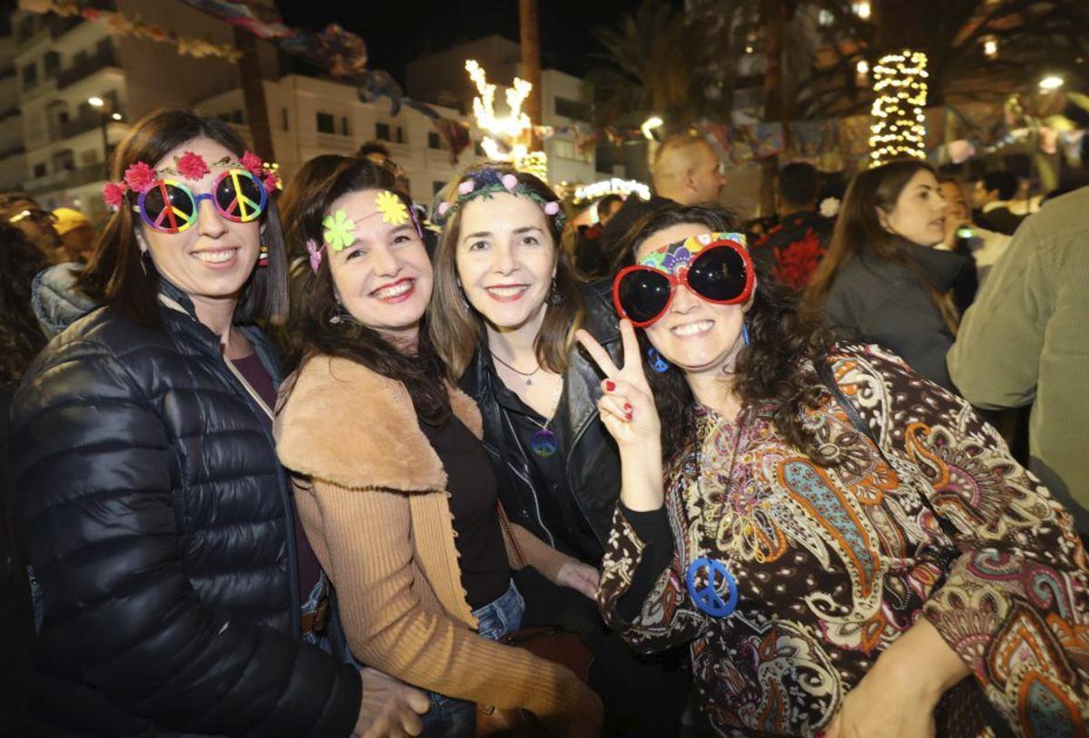 Símbolos de paz y amor y muchas flores en Sant Antoni.