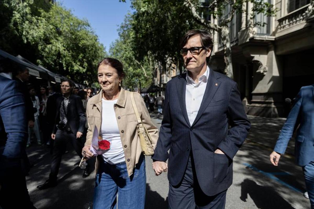 El president de la Generalitat, paseando con su mujer por Sant Jordi.