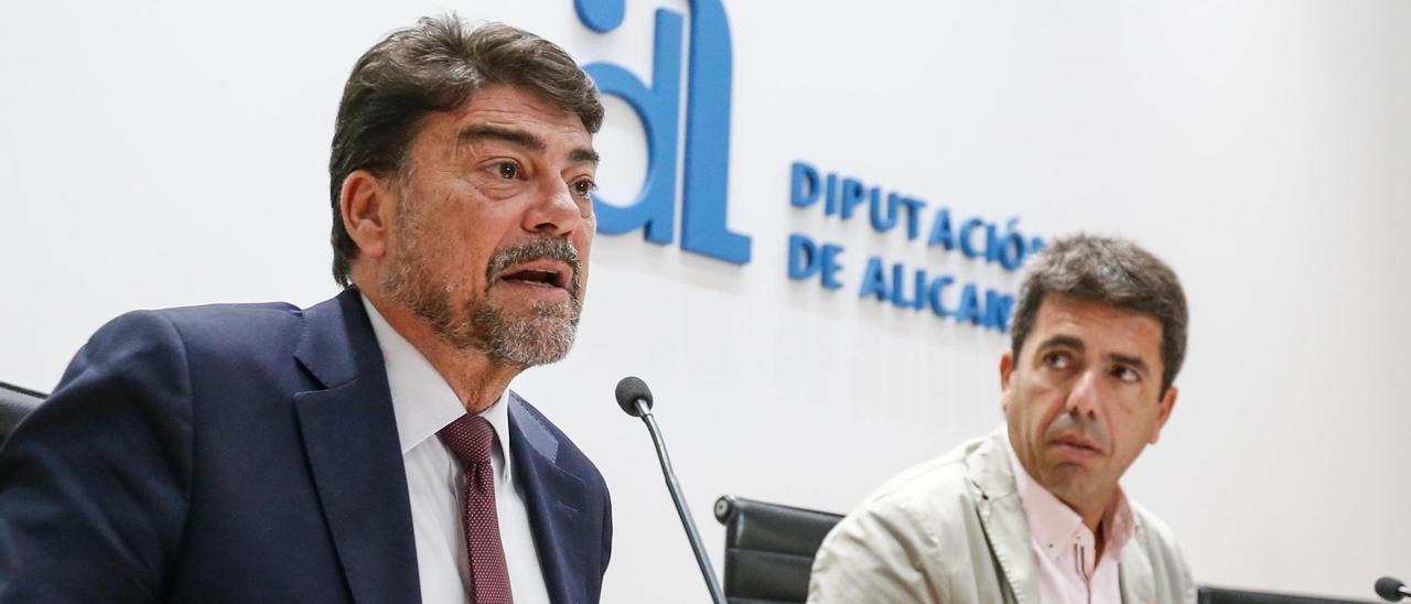 Mazón observa a Barcala, en un acto en la Diputación de Alicante