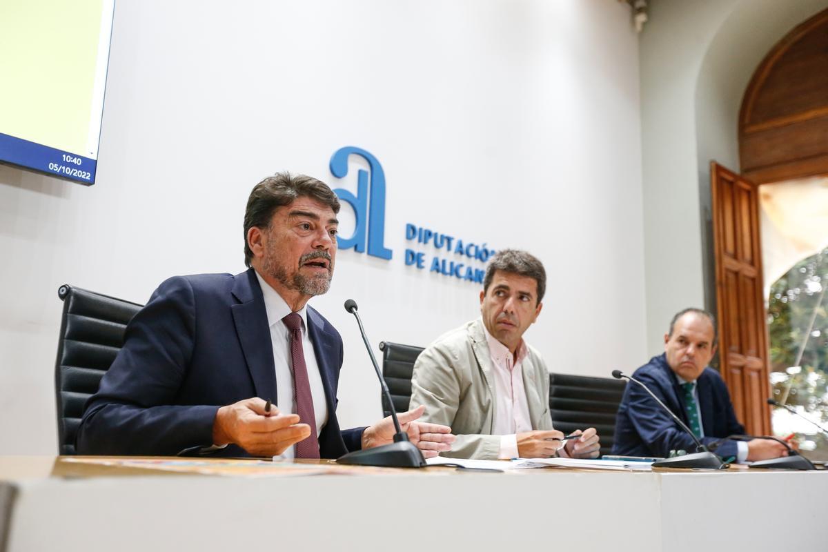 Mazón observa a Barcala, en un acto en la Diputación de Alicante