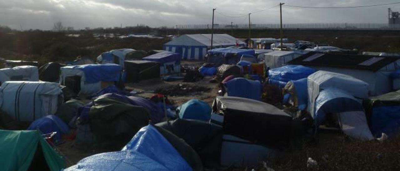 Las tiendas de campaña se hacinan en el inhóspito asentamiento de refugiados de guerra de Pas de Calais, al norte de Francia.