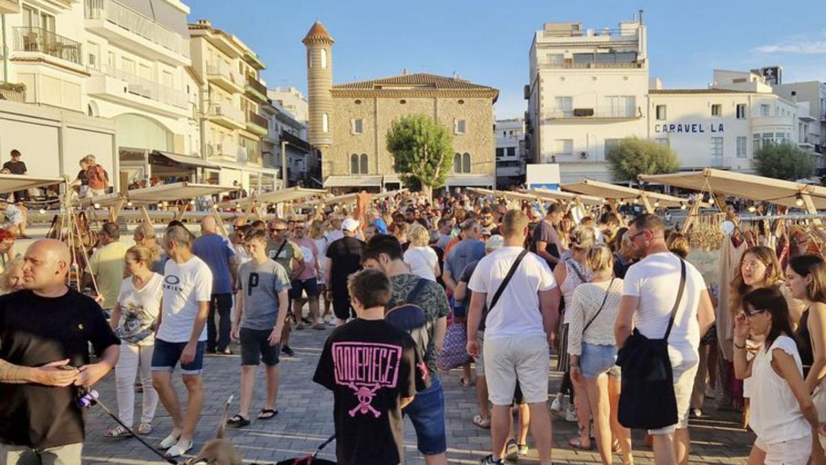 La gent s’ha fet seu el carrer.  Basili Gironès