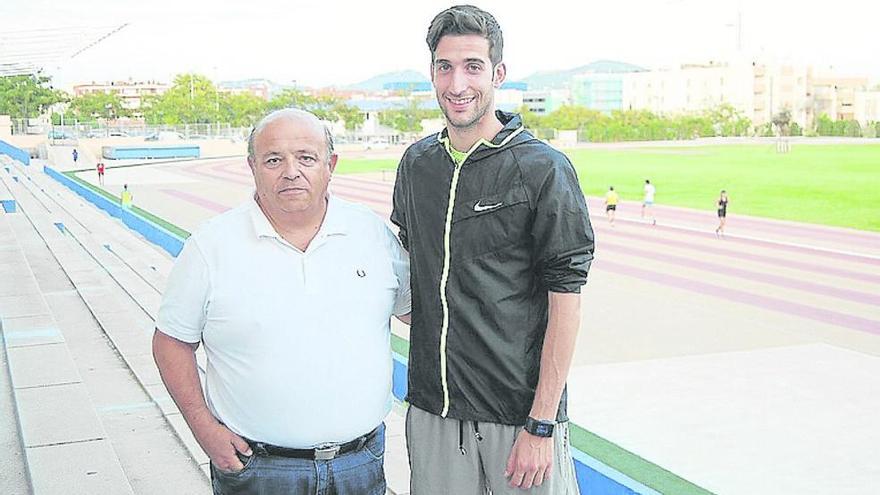 David Bustos posa ayer en las pistas de Can Misses junto a su nuevo preparador, Toni Roig.