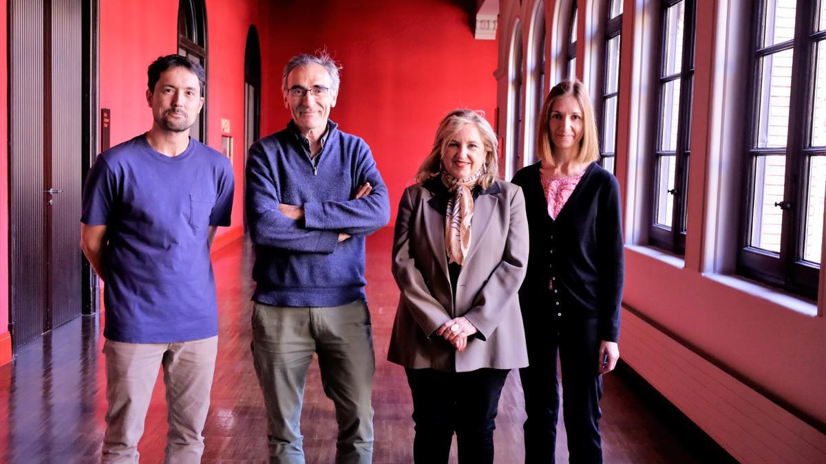 Jaime Ibañez, Pablo Laguna, Rosa Bolea y Esther Pueyo, este lunes en el Paraninfo.