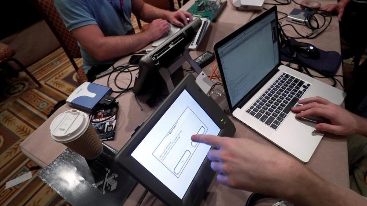 Piratas informáticos intentan acceder y cambiar los datos a la replica del sistema electoral durante el congreso Def Con en Las Vegas