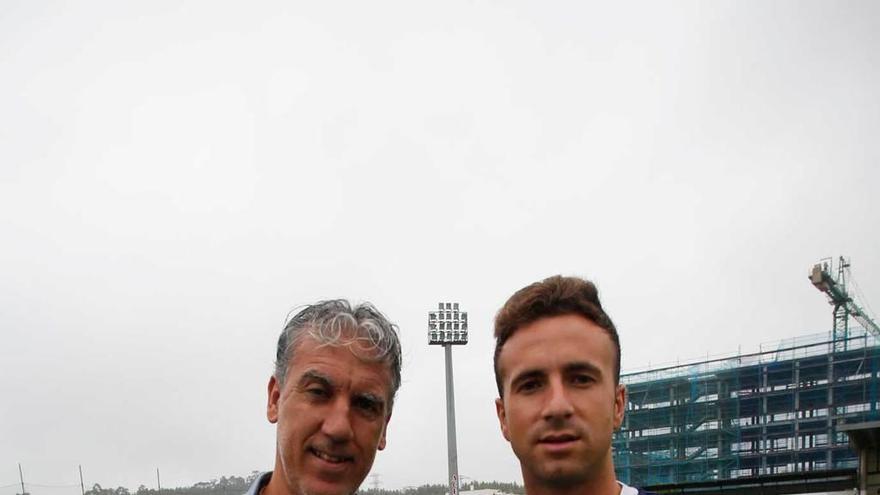 Iván Fernández con Oli, ayer, en Miramar.