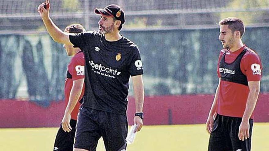 Vicente Moreno dirige un entrenamiento en Son Bibiloni.