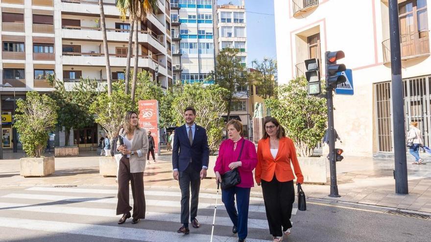 La mitad de los semáforos de Gandia ya pueden activarse con mando para facilitar el paso a personas con discapacidad visual
