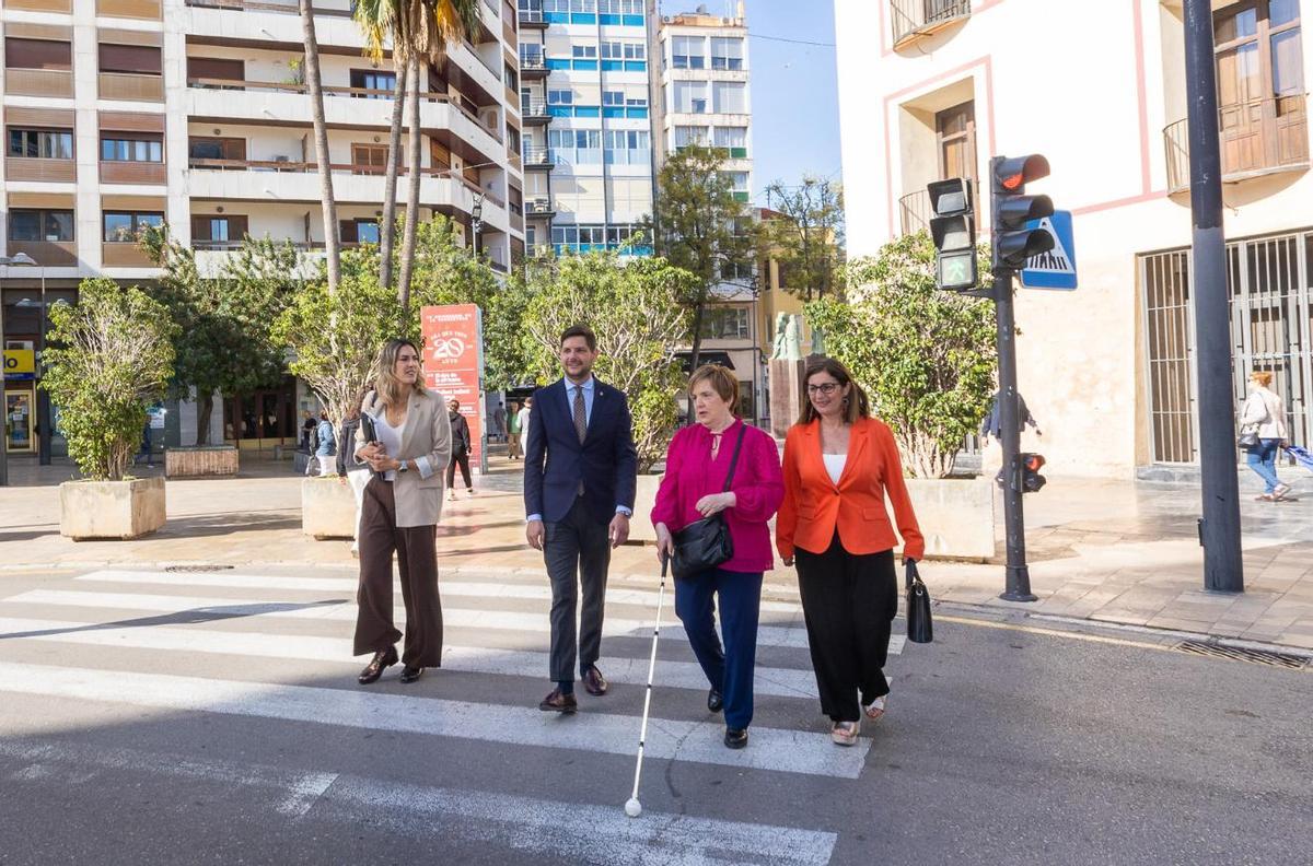 Una persona con visibilidad reducida cruza tras activar el sistema sonoro.