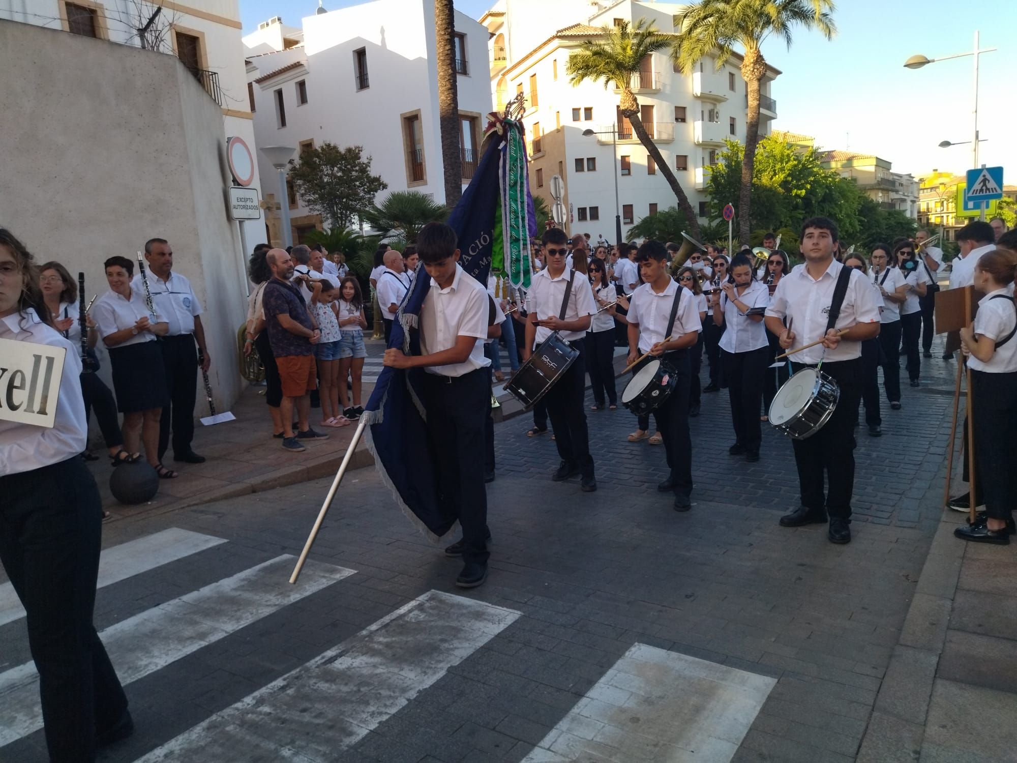 Xàbia, capital de la música: más de 800 músicos de toda la comarca llenan de vida las calles (imágenes)