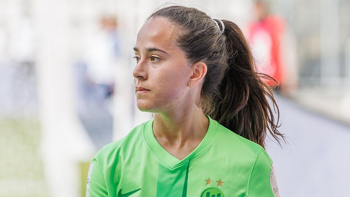 Nuria Rábano con la elástica del Wolfsburgo.