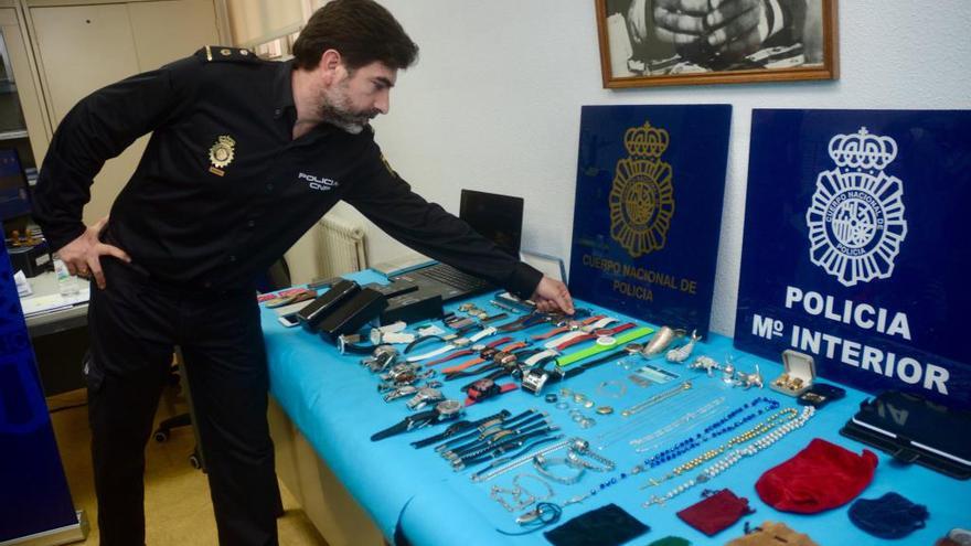 El responsable de la Brigada Provincial de la Policía Judicial de la Policía Nacional de Pontevedra, Diego Amaya, muestra parte del botín incautado a estos ladrones.