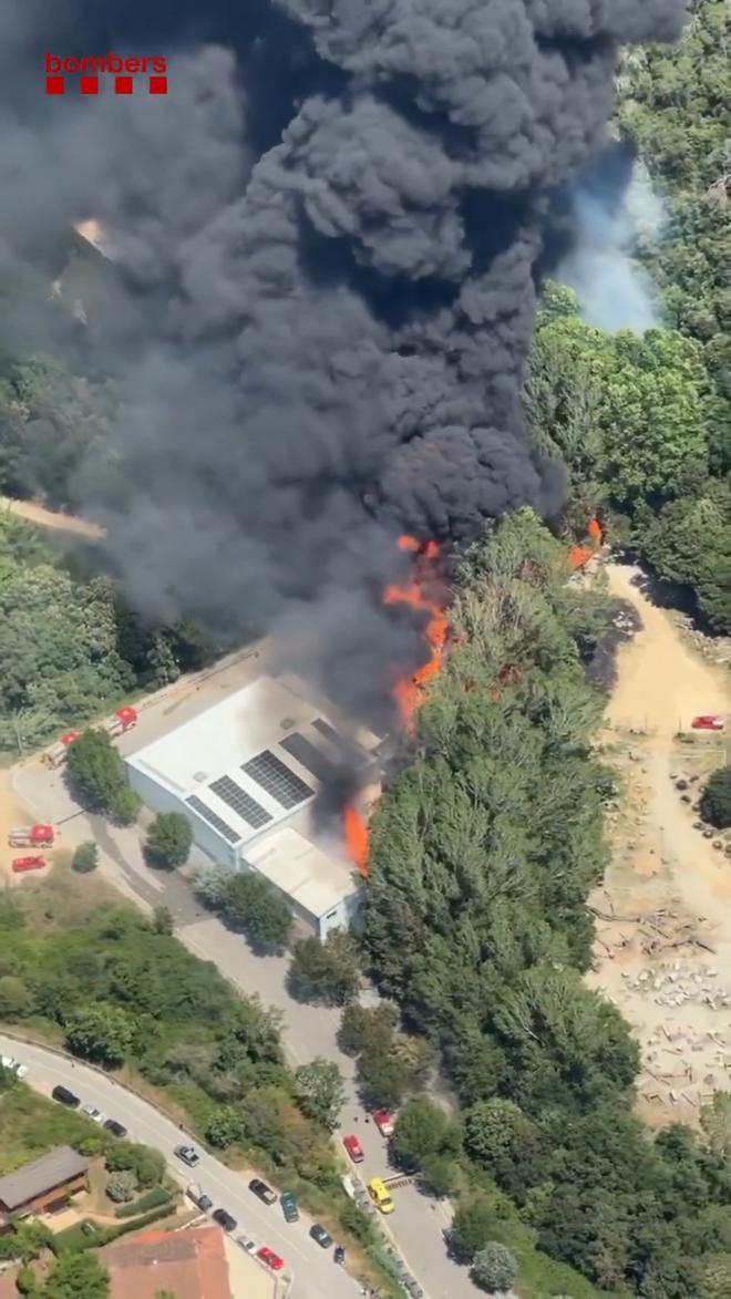 Qué es la parafina, el material químico de la empresa de Òrrius cuyo incendio ha obligado a confinar la población