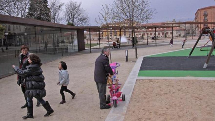 Padres con niños en el parque de San Martín, en Zamora.