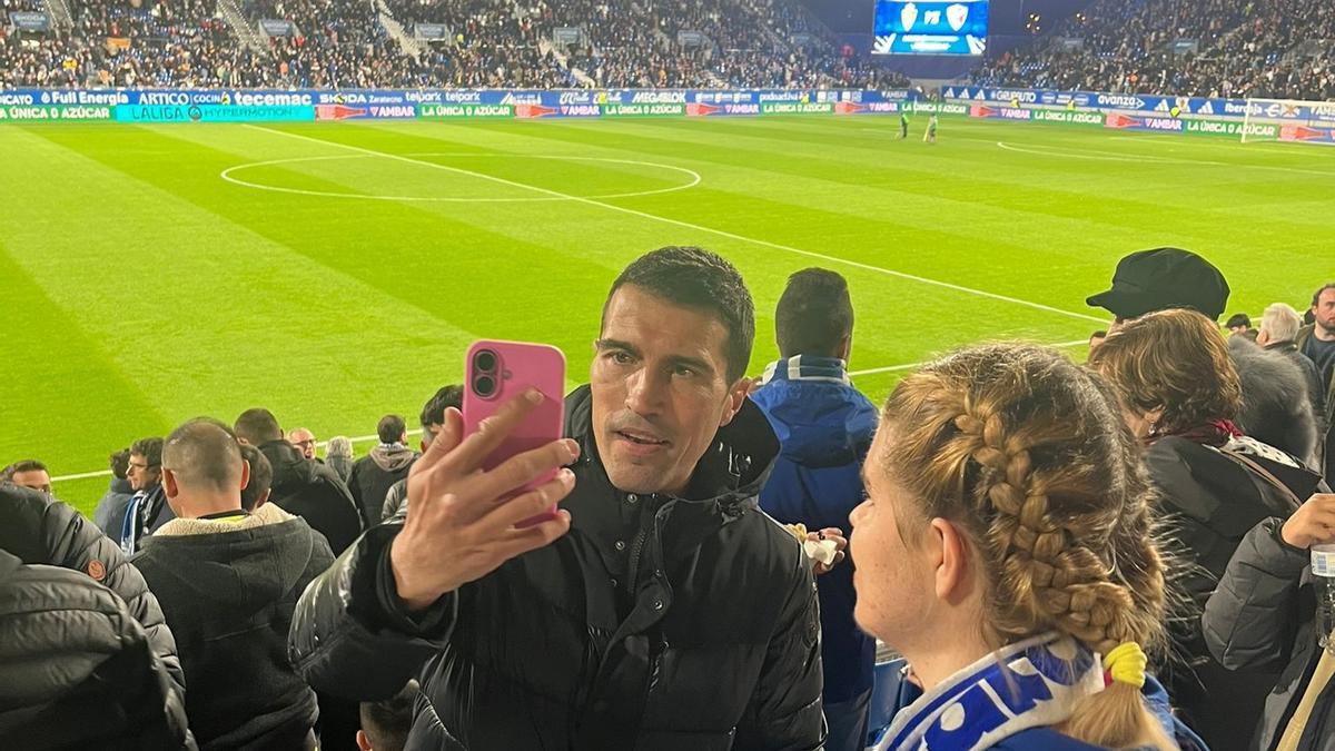 Alberto Zapater se hace una foto con una aficionada durante el derbi aragonés.