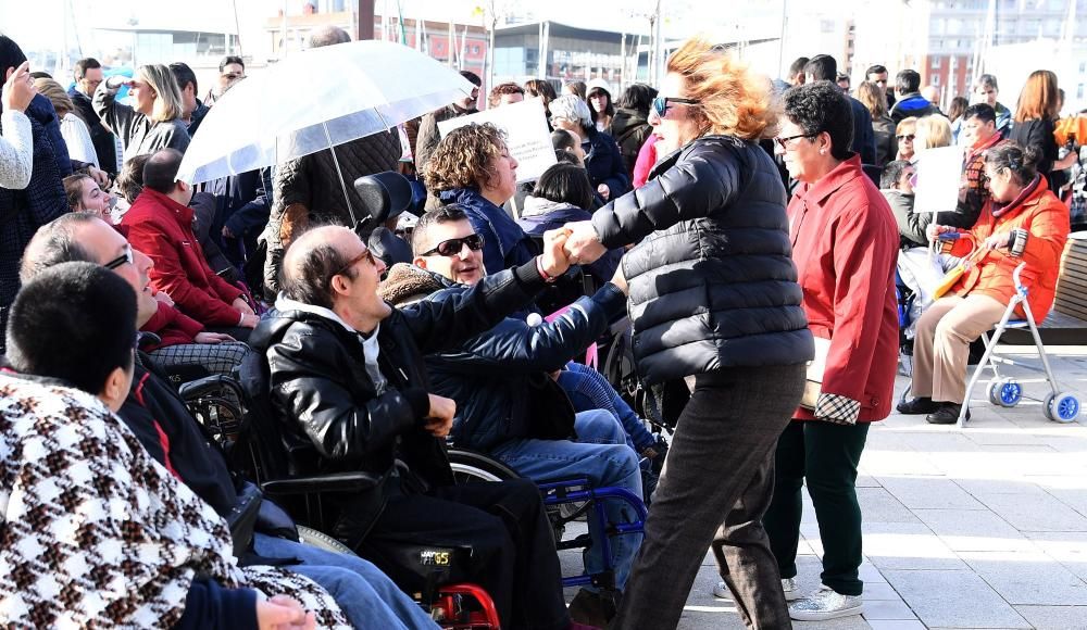 A Coruña saca los paraugas en el paseo de O Parrote para visibilizar la diversidad funcional.