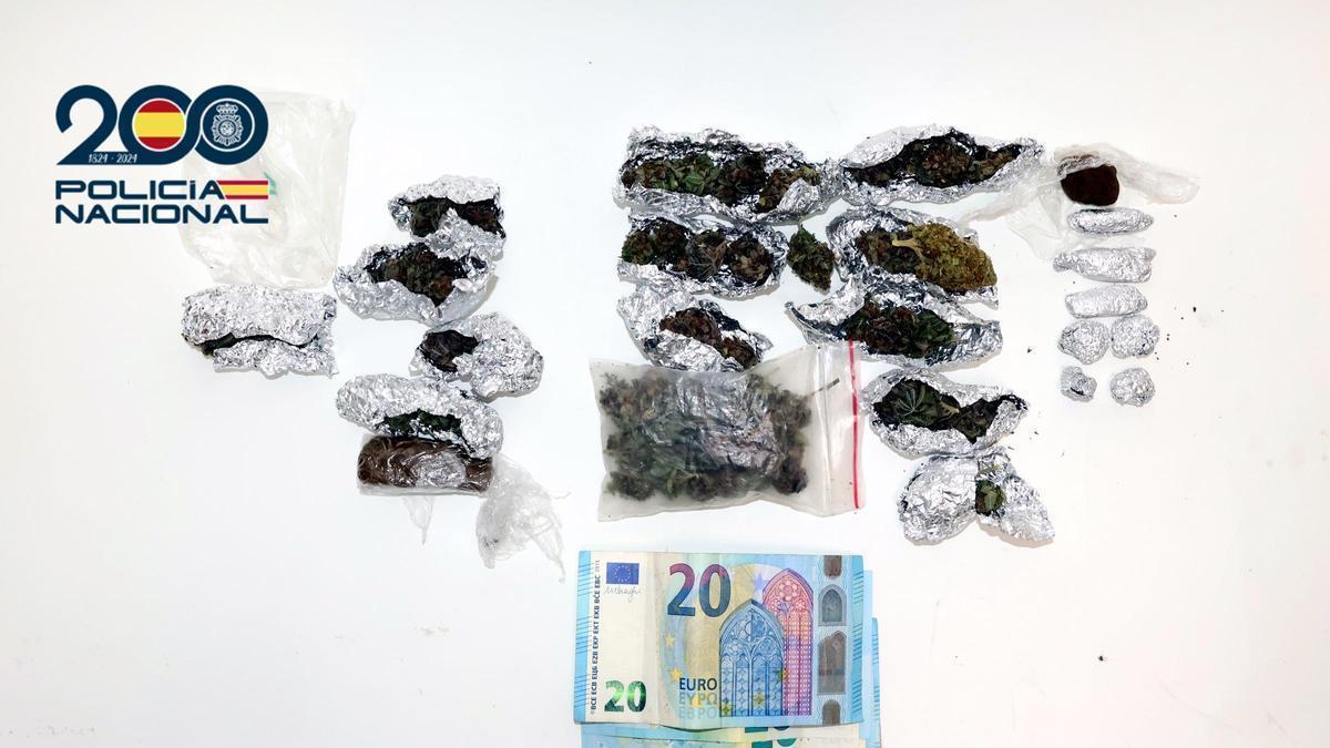 Las sustancias y el dinero aprehendido a los dos hombres detenidos en Ontinyent.