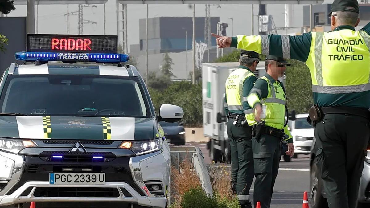 Sujetar con la mano un dispositivo de telefonía móvil mientras se conduce supone una multa