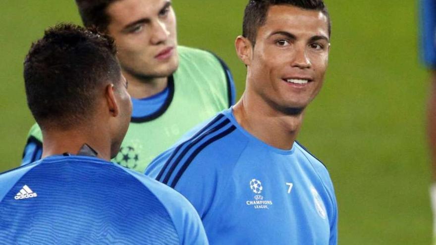 Cristiano Ronaldo, durante el entrenamiento del Madrid de ayer.