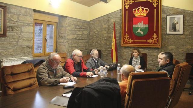La Corporación Municipal del Ayuntamiento de Villardeciervos, en una sesión plenaria. | A. S.