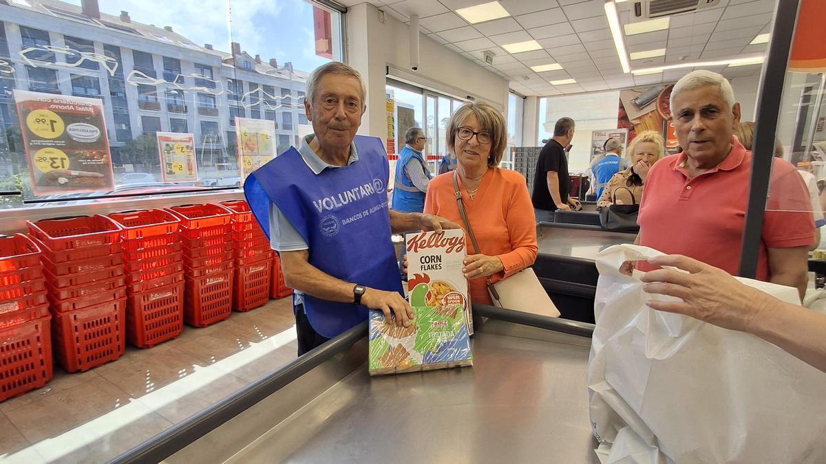 Voluntarios de la fundación en una de las recogidas en supermercados.
