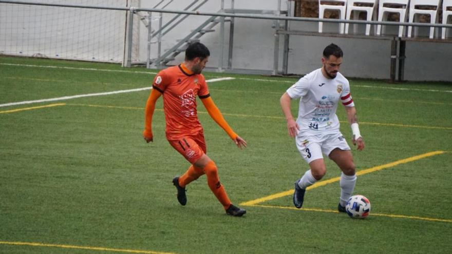 Cristian Cruz, en una acción del encuentro de hoy frente al Atzeneta.