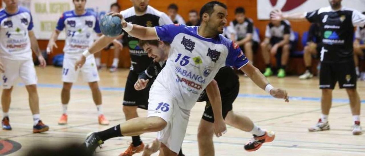 El pivote Iago Cuadrado lanza a portería durante el partido de ayer. // Gustavo Santos