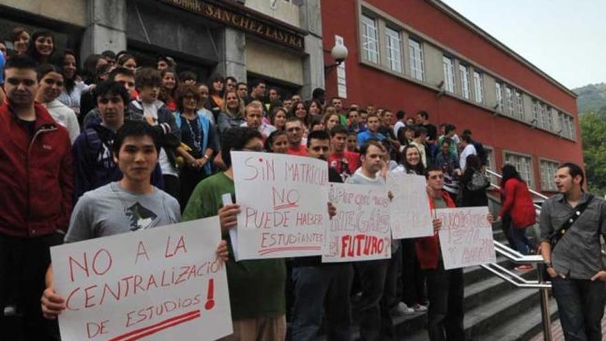 Protesta de los alumnos del Sánchez Lastra contra la supresión de estudios.