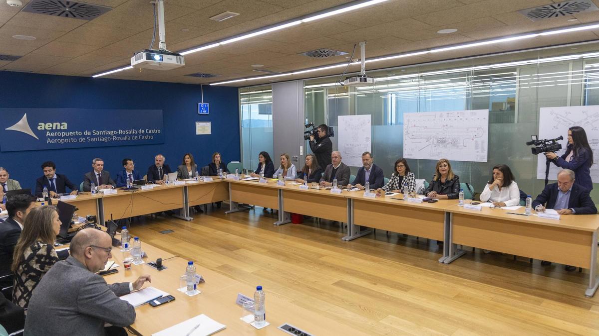 Reunión del grupo de trabajo constituido para la coordinación de los tres aeropuertos gallegos, ayer, en Santiago.
