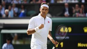 Federer celebra un punto Djokovic en la final de Wimbledon.