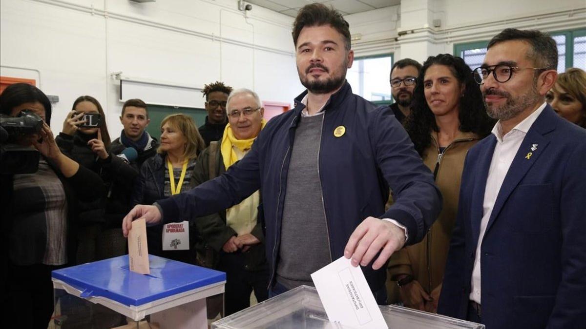 Gabriel Rufián vota en la escuela Ribatallada de Sabadell