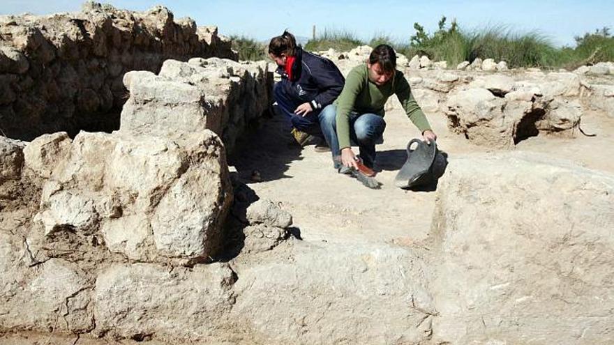 Dos integrantes del equipo arqueológico trabajando en el yacimiento situado en el Clot de Galvany