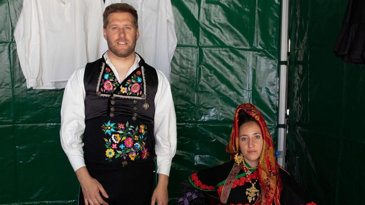 Dos de los asistentes vestidos con indumentaria tradicional de su zona.