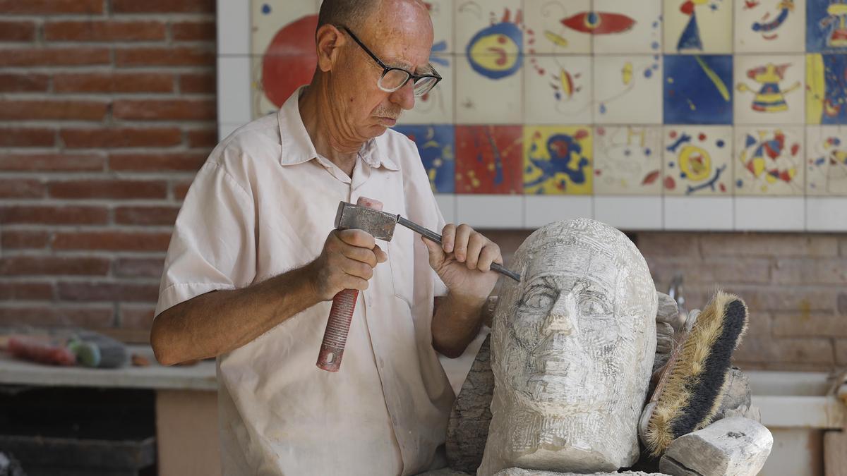 Enric Sala treballant en l'escultura d'un rostre, al taller de Salt.