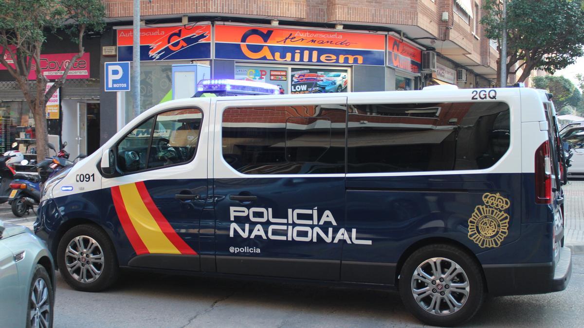 Una furgoneta de la Policía Nacional en Gandia.