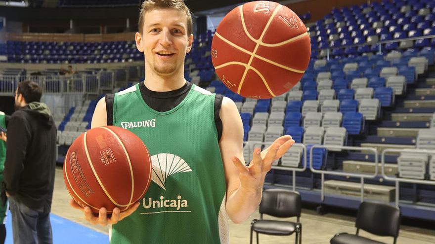 Adam Wacznynski, haciendo malabarismos con varios balones, en el Carpena.