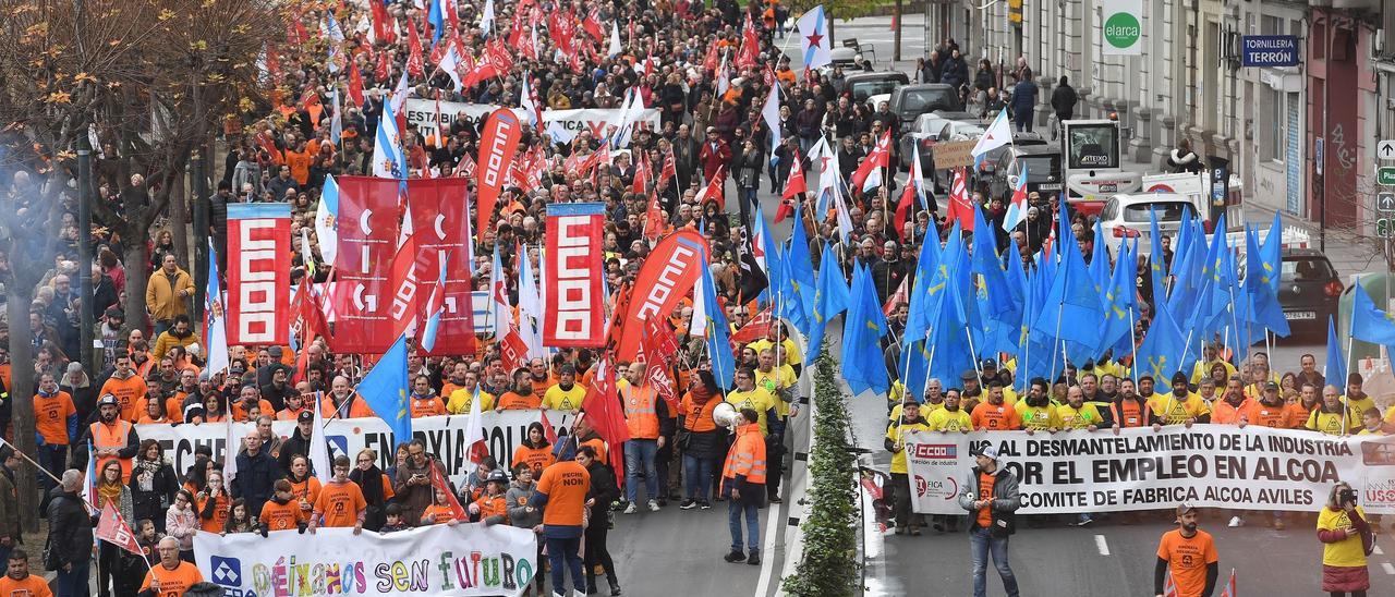 Manifestación conjunta por las calles de La Coruña de trabajadores gallegos y asturianos de Alcoa.