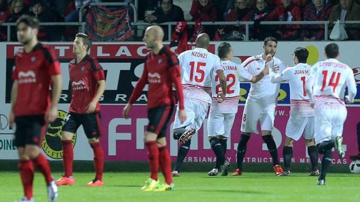 Los jugadores del Sevilla, celebrando el primer gol del partido