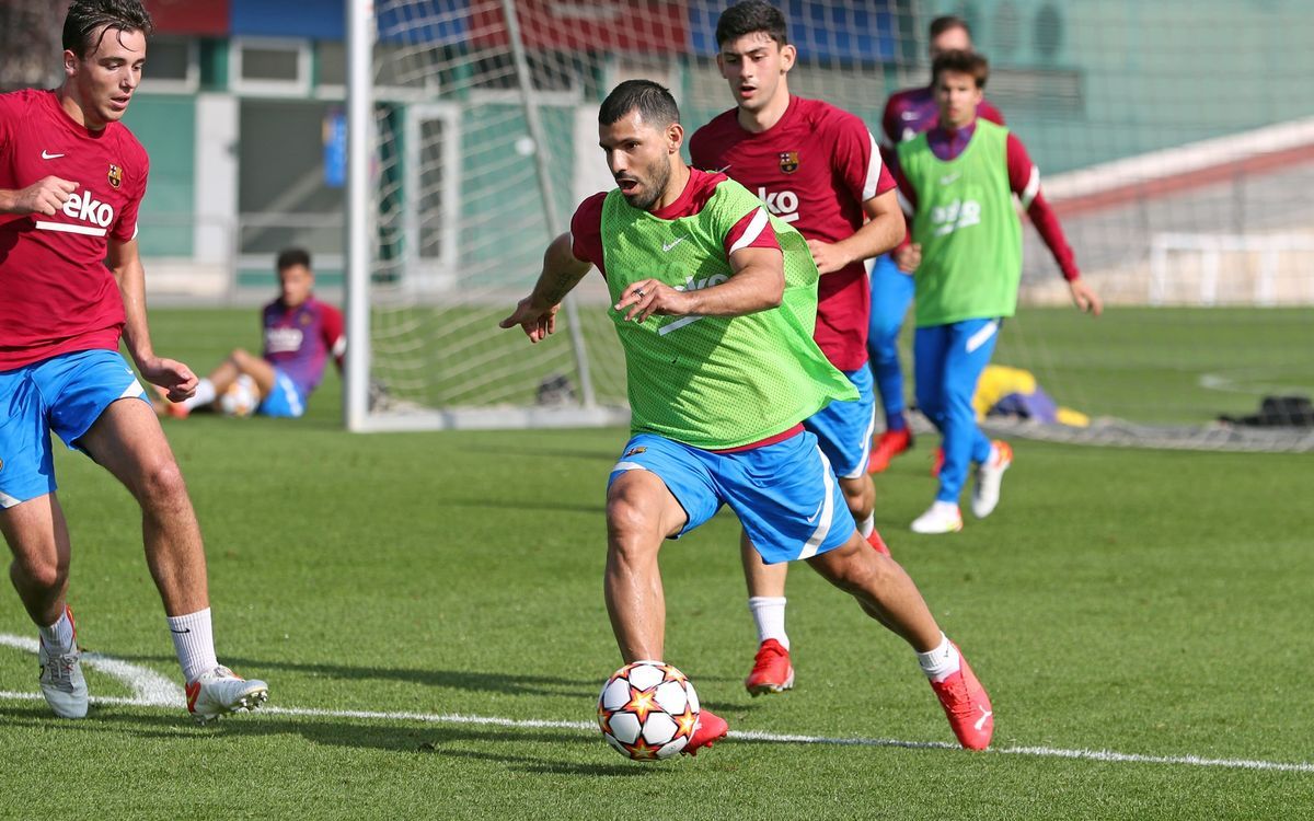 Kun Agüero, en el entrenamiento previo del Barça a la visita del Dinamo de Kiev.