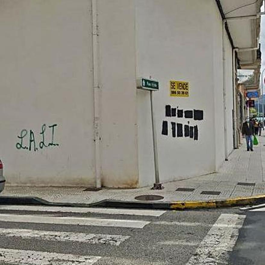 Las pintadas vandálicas se extienden por todo el casco urbano.