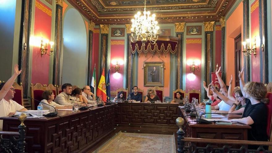Vídeo | La oposición tumba los presupuestos de Trujillo y reprueba a la alcaldesa y a la concejala de Cultura