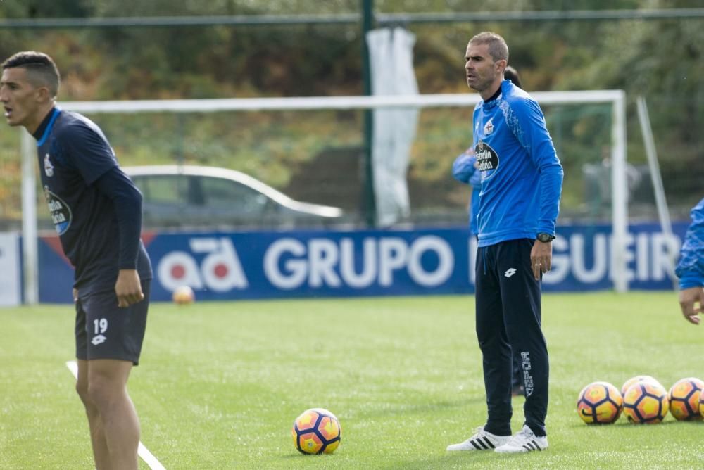 Toda la plantilla está a disposición de Gaizka Garitano, a excepción de Joselu, que, ya se ejercita en el readaptador. Florin Andone se retiró de la sesión antes que sus compañeros.