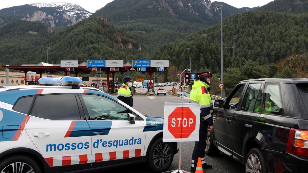 Control de los Mossos en la entrada del Túnel del Cadí, en diciembre pasado