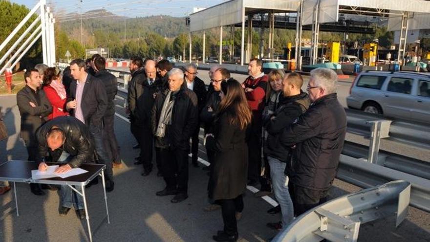 Concentració d&#039;alcaldes i representants comarcals al costat del peatge de l&#039;autopista, el desembre passat