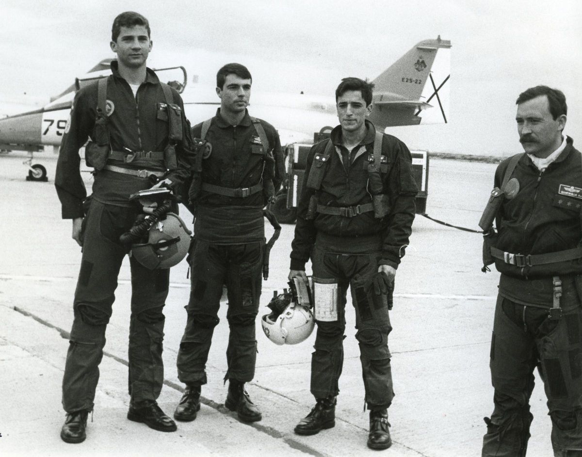 Don Felipe (izq) tras un vuelo de instrucción junto a dos compañeros y su monitor, el capitán Guillermo Quintanilla. 1988.