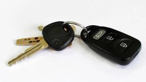La clave por la que deberías meter las llaves del coche en papel de aluminio