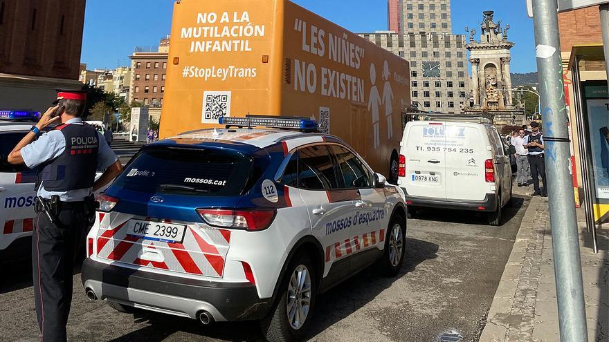 Los Mossos paran en Barcelona el autobús tránsfobo de Hazte Oír