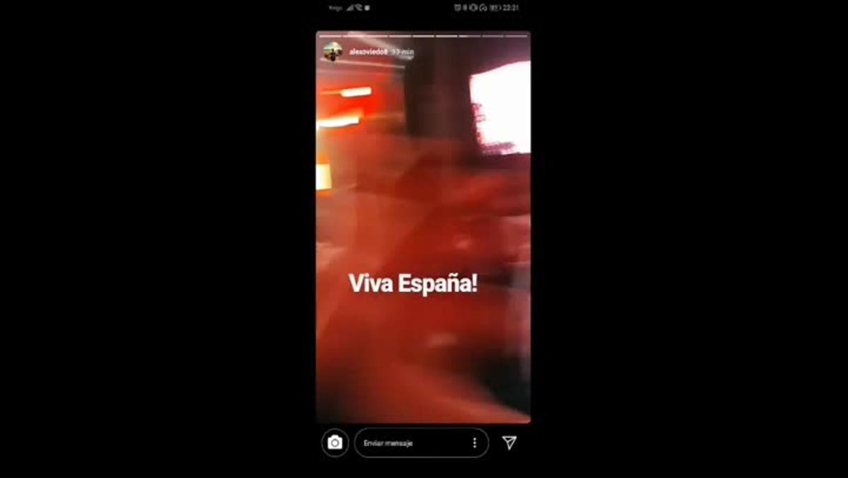 El público corea el himno de España antes del concierto en las fiestas de Bodadilla del Monte la noche del pasado 5 de octubre, y el fenómeno se publicita en las redes sociales.